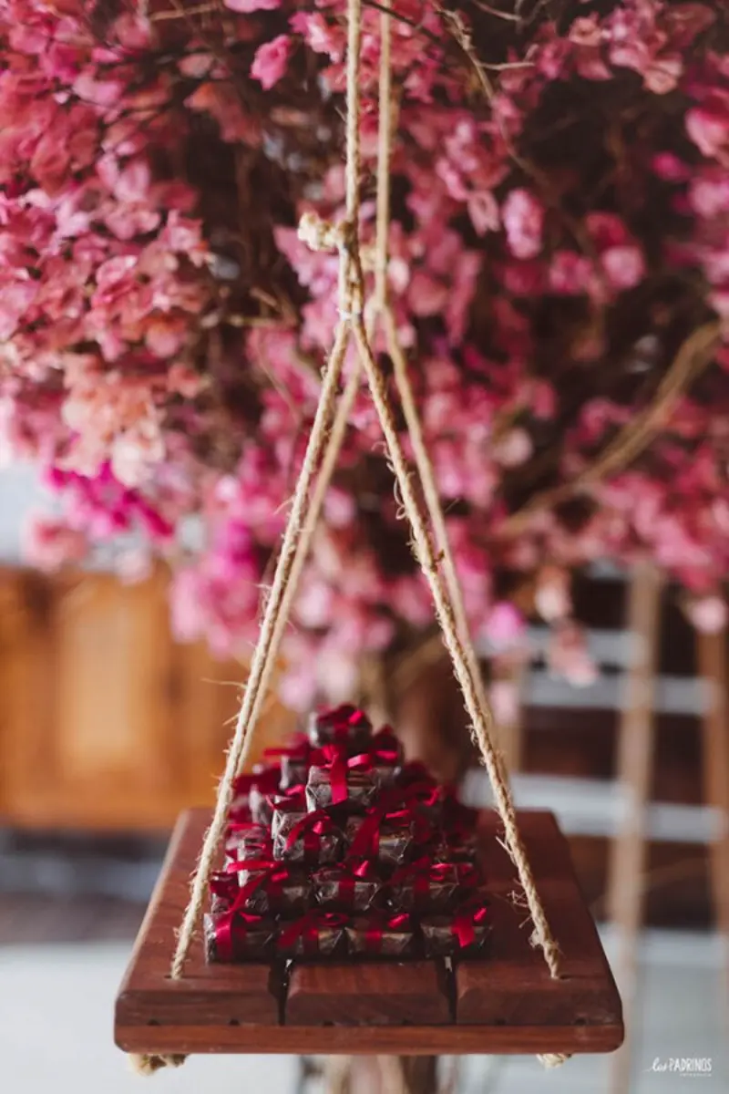 doces de casamento pendurados em uma balança
