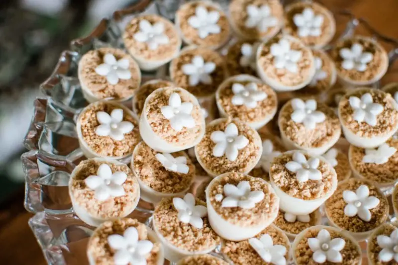 doces decorados com flores brancas delicadas
