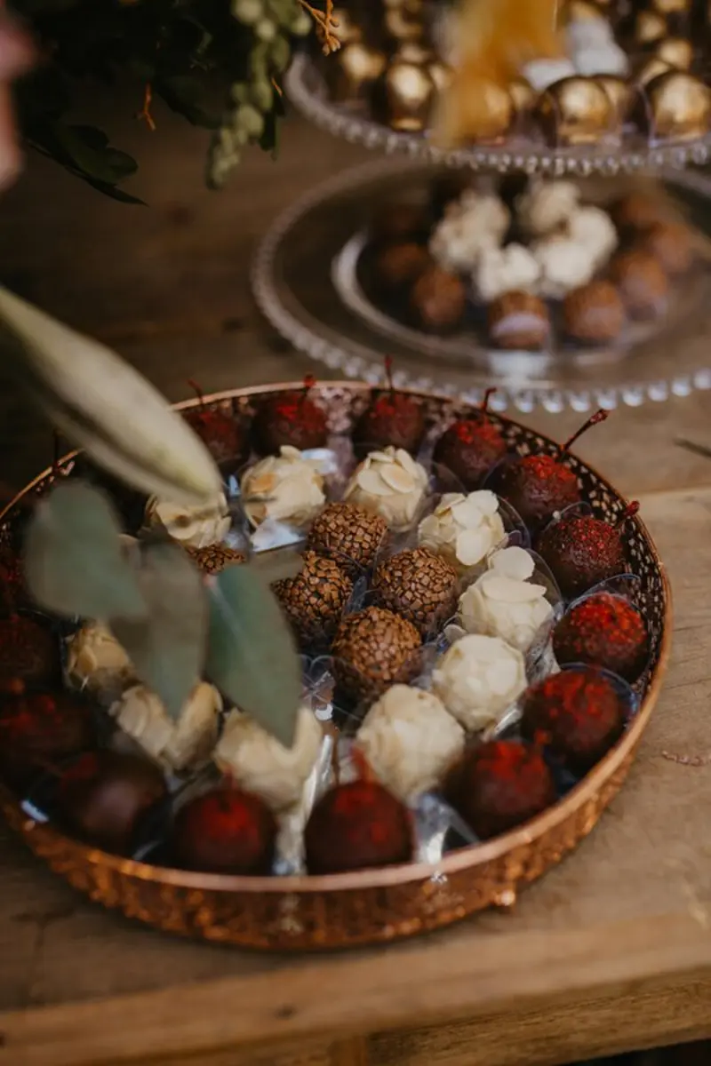 brigadeiros gourmet em mesa do casamento