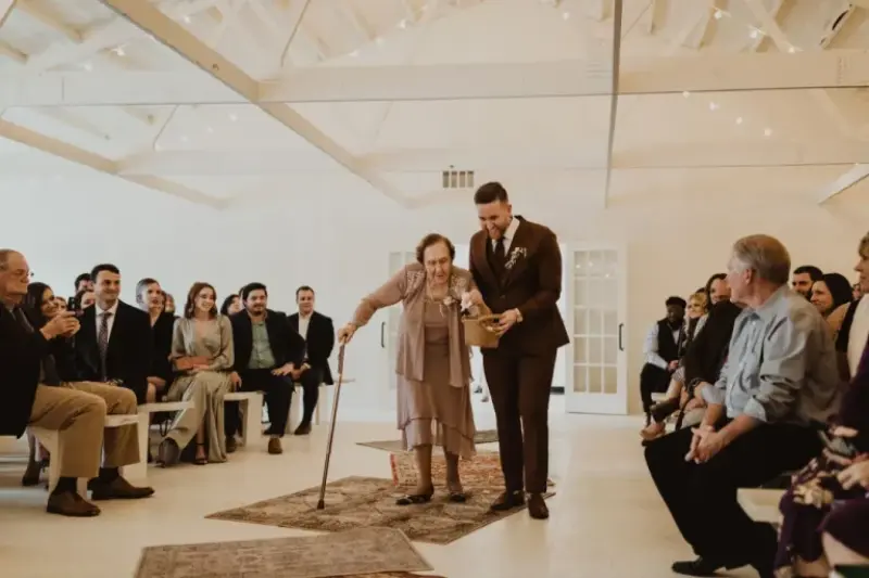 entrada florista pela avó ao lado do noivo