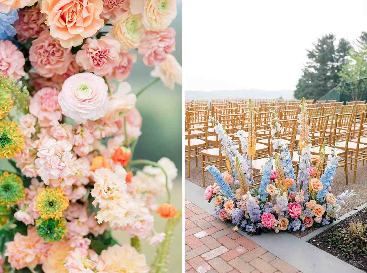 Uma composição que destaca a delicadeza de flores em tons pastéis, incluindo rosas, ranúnculos e cravos, acompanhada de uma visão de um corredor cerimonial ao ar livre com cadeiras douradas e arranjos florais vibrantes na base