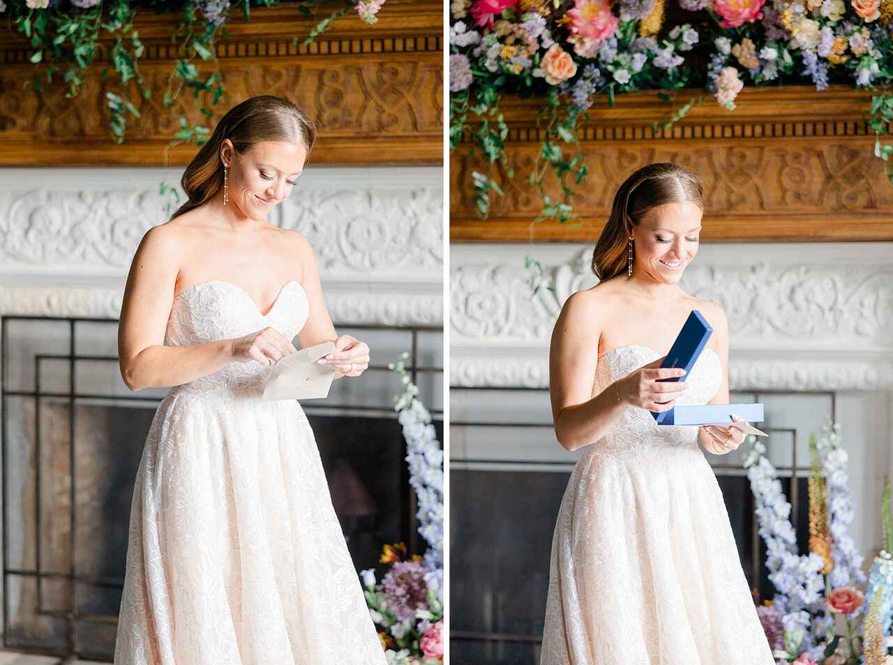 Noiva sorrindo ao ler uma carta e abrir um presente especial no dia do casamento. Ela veste um elegante vestido branco rendado e está cercada por uma decoração floral delicada