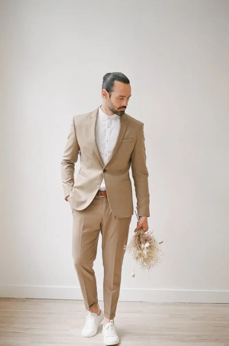 look da noivo minimalista com terno bege