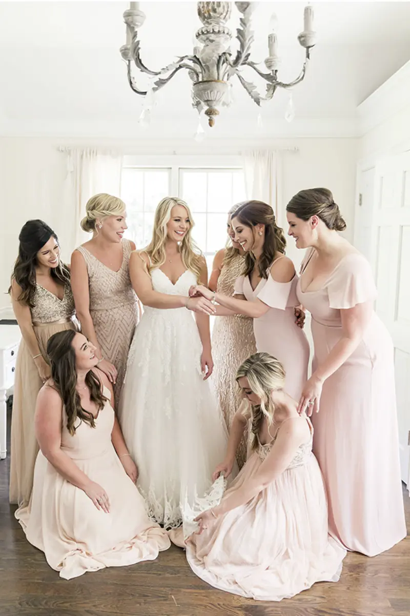  madrinha de casamento ao lado da noiva