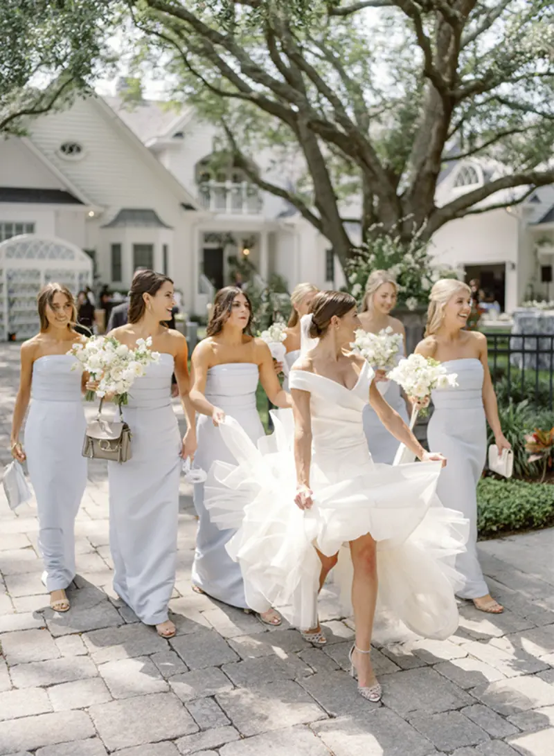  madrinhas e noiva caminhando