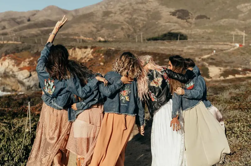 madrinhas com jaquetas jeans em micro wedding