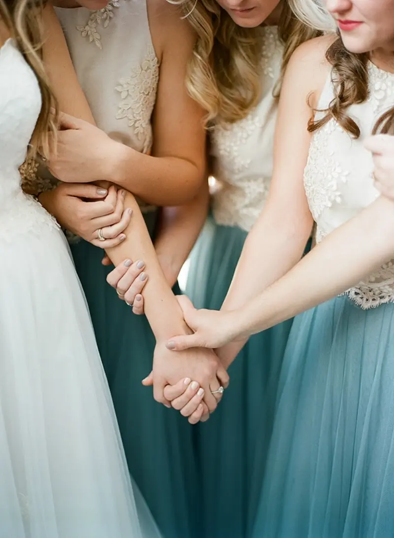  madrinhas segurando a mão da noiva