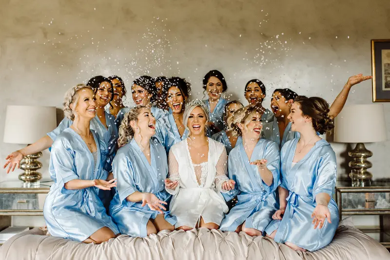 making of noiva com madrinhas no quarto