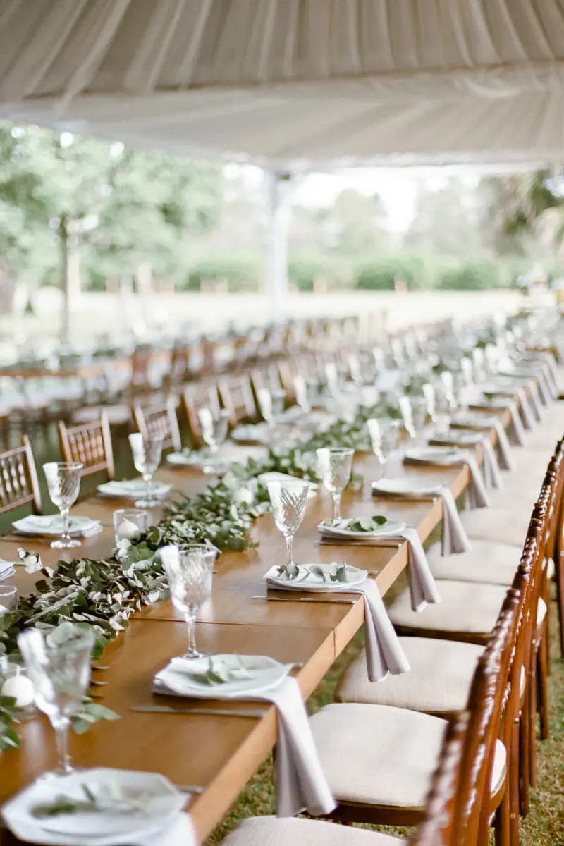 mesa comunitária em casamento minimalista na fazenda