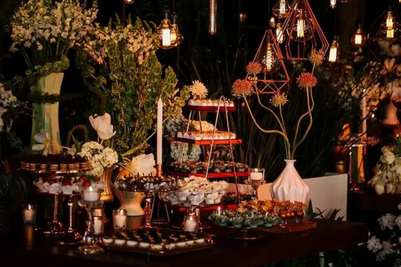mesa de doces de casamento à noite
