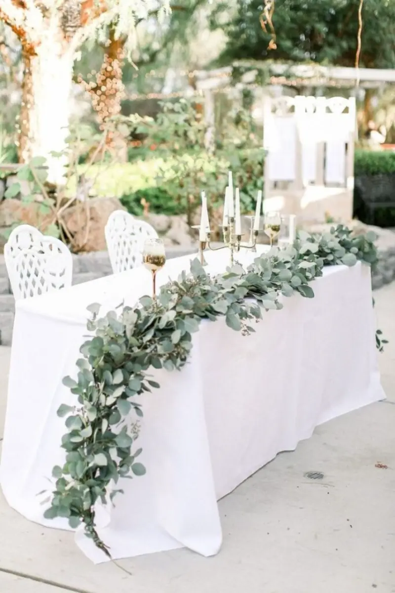 mesa dos noivos com eucaliptos