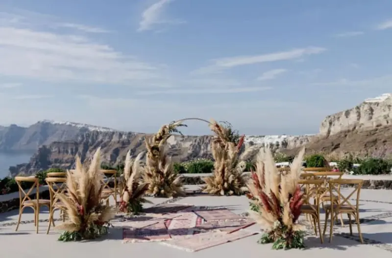 micro wedding ao ar livre com altar de folhagens secas