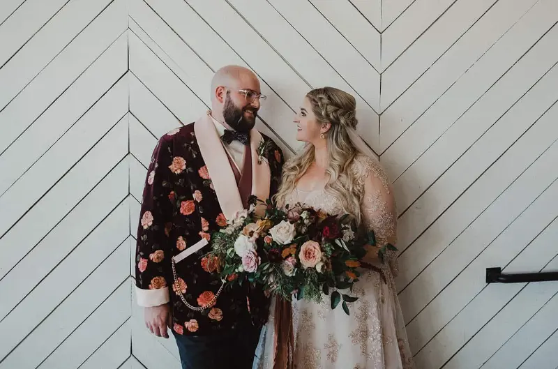 micro wedding com look dos noivos