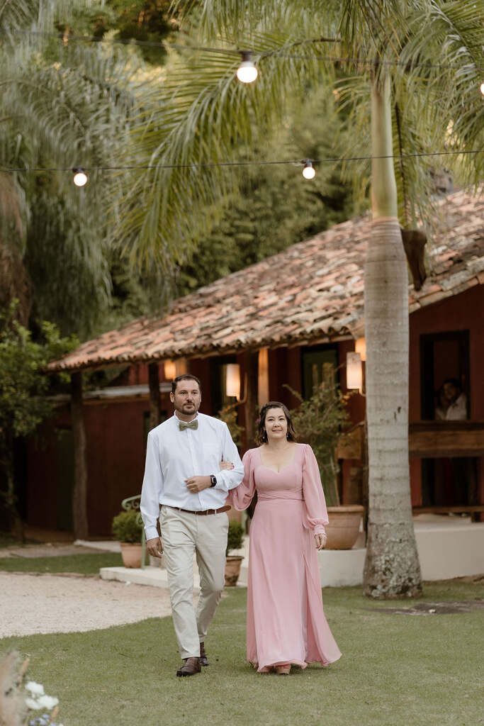 entrada do padrinho e madrinha de rosa