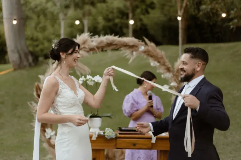 noivos segurando corda em cerimônia