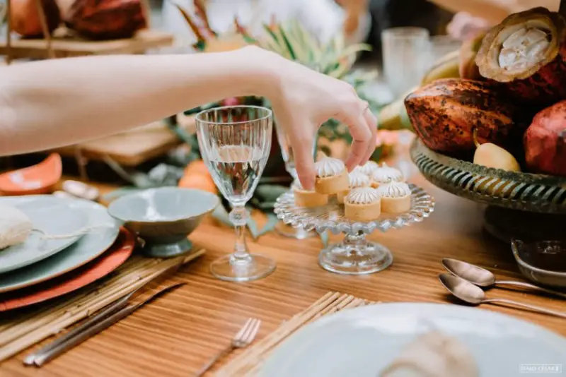 montagem da mesa de doces para casamento