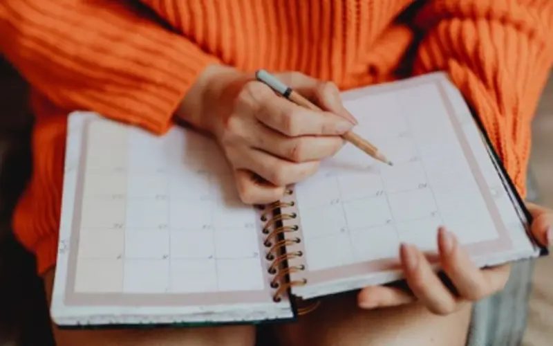 mulher montando lista de convidados para casamento
