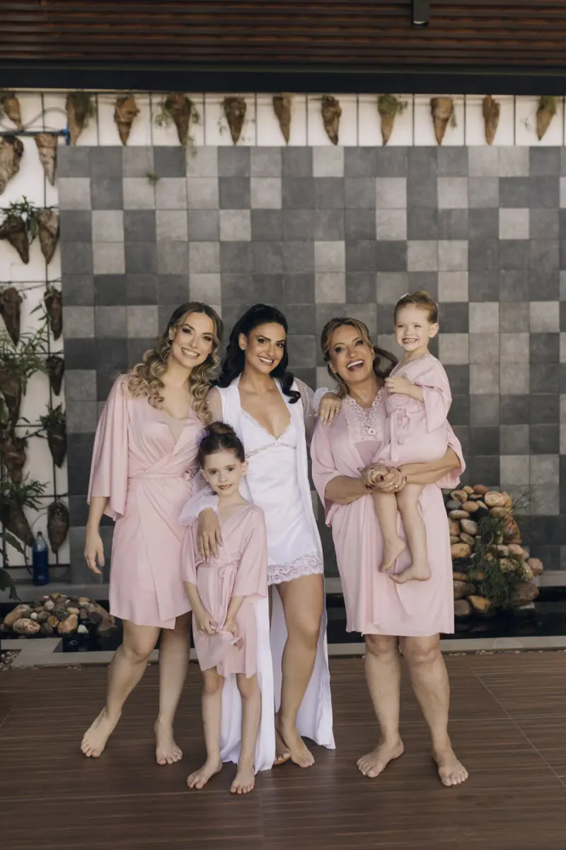 noiva ao lado da mãe com robe