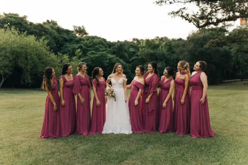 noiva ao lado de madrinhas