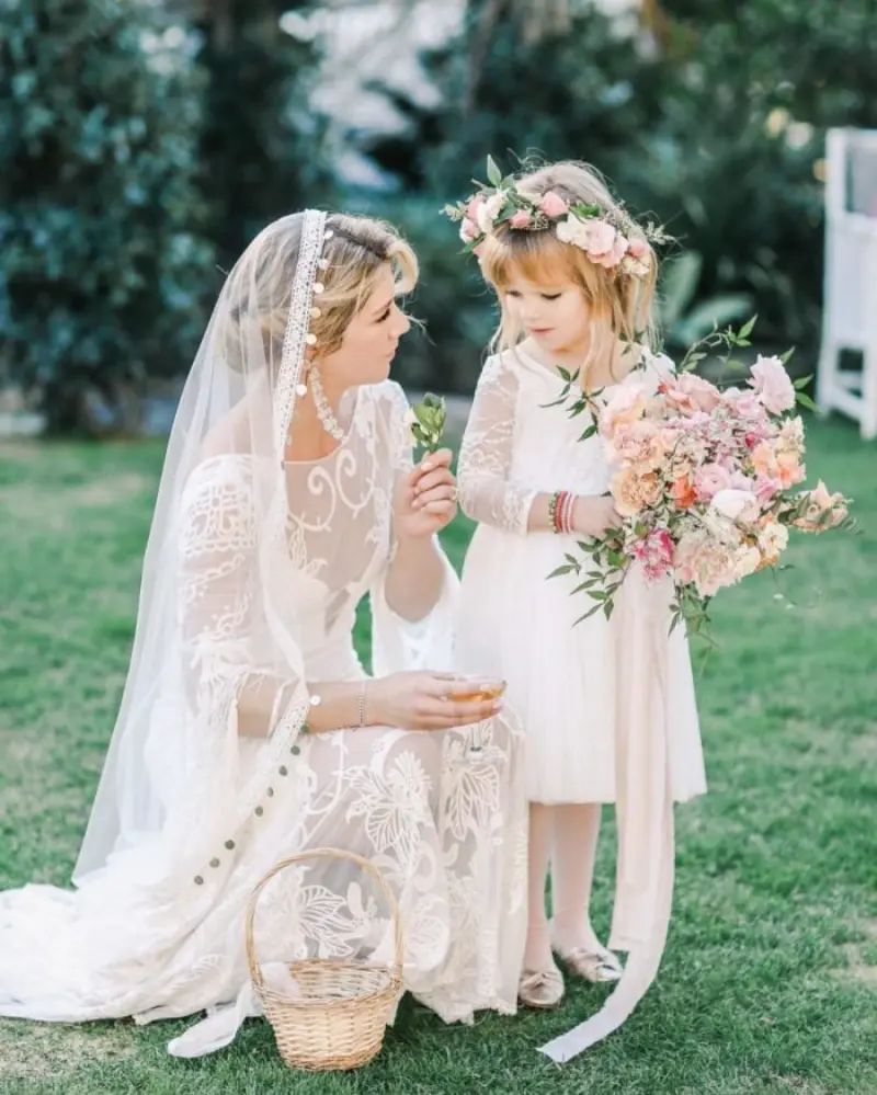  noiva ao lado de daminha casamento