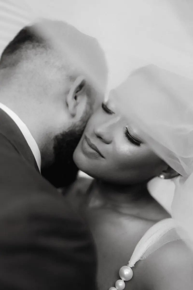 noiva beijando o pescoço da noiva