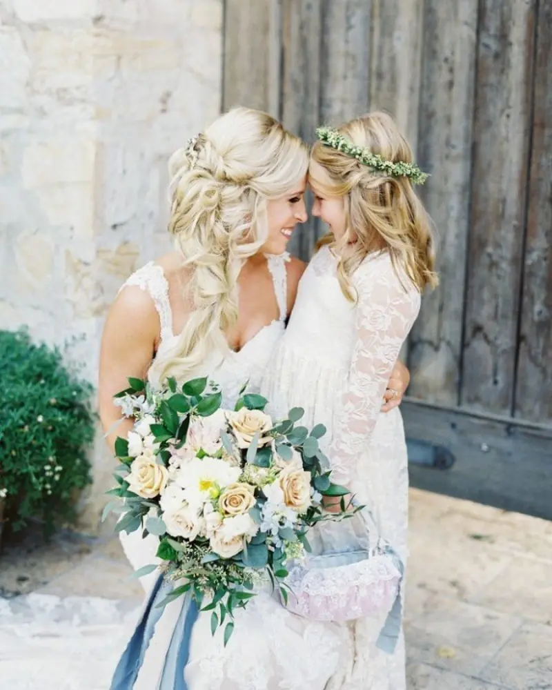  noiva e daminha de honra se olhando