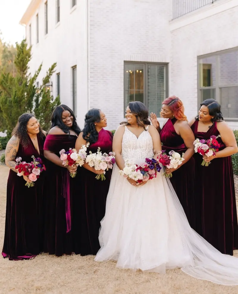  noiva e madrinhas sorrindo para foto