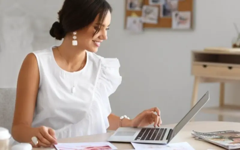 noiva montando lista de convidados na planilha