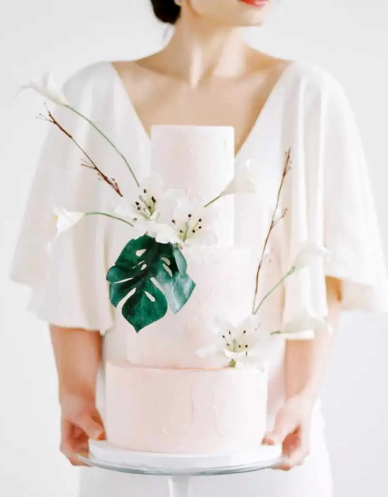 noiva segurando bolo de casamento minimalista