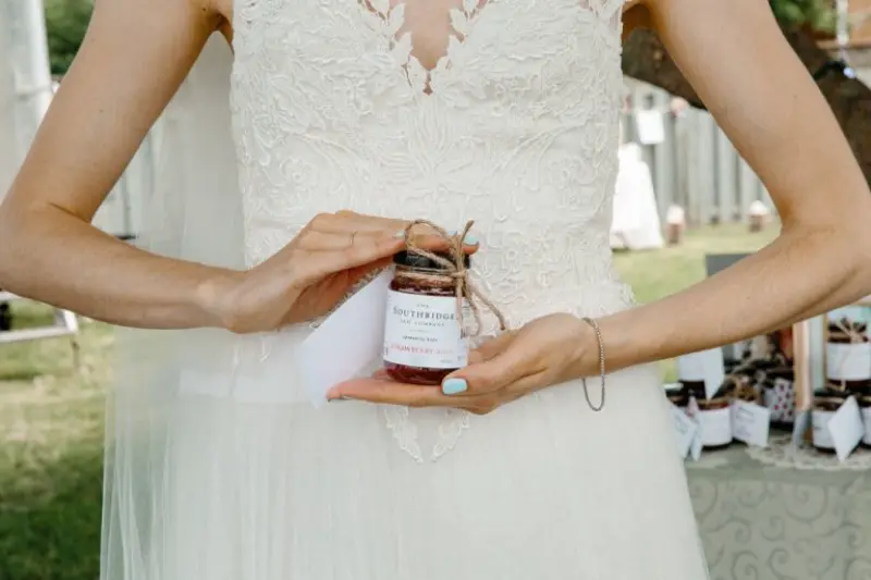 noiva segurando compota de doce de casamento