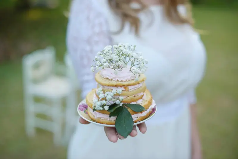 noiva segurando torre de cookies