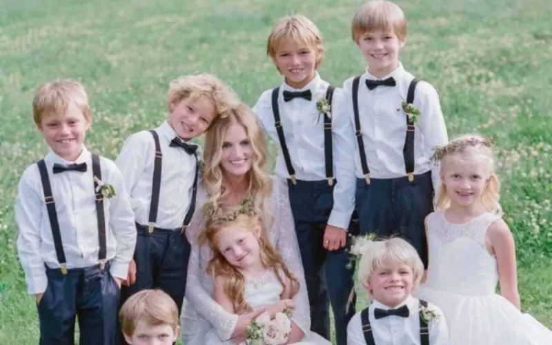 noivas com crianças em casamento ao ar livre