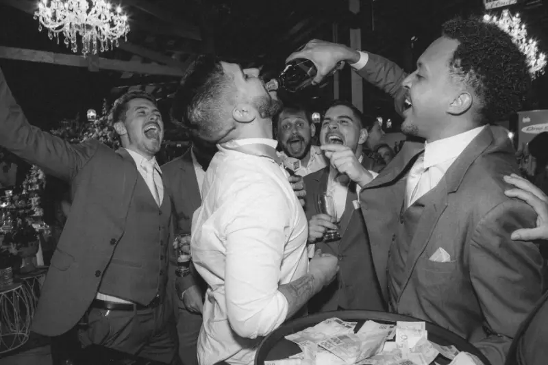 noivo curtindo a festa de casamento