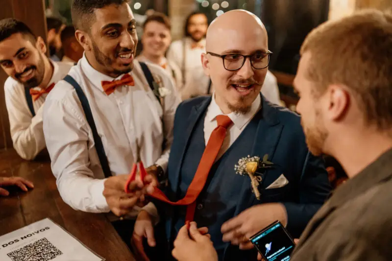 corte da gravata do noivo em festa de casamento