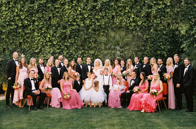 noivos com convidados posando para foto