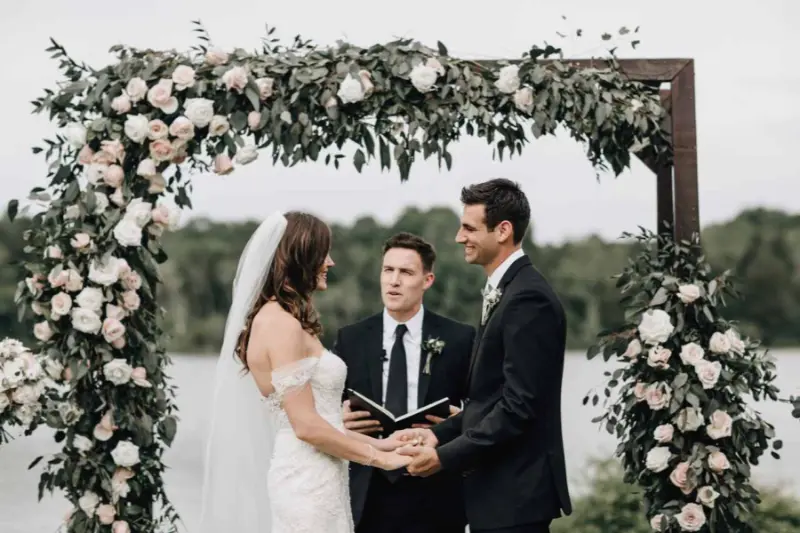 noivos de mãos dadas durante cerimônia