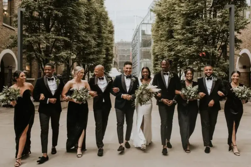 noivos e padrinhos de casamento na rua
