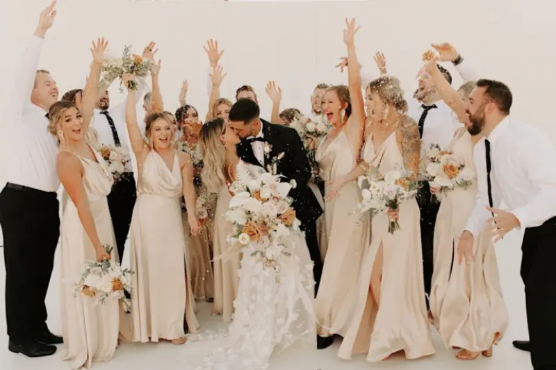 noivos e padrinhos de casamento juntos