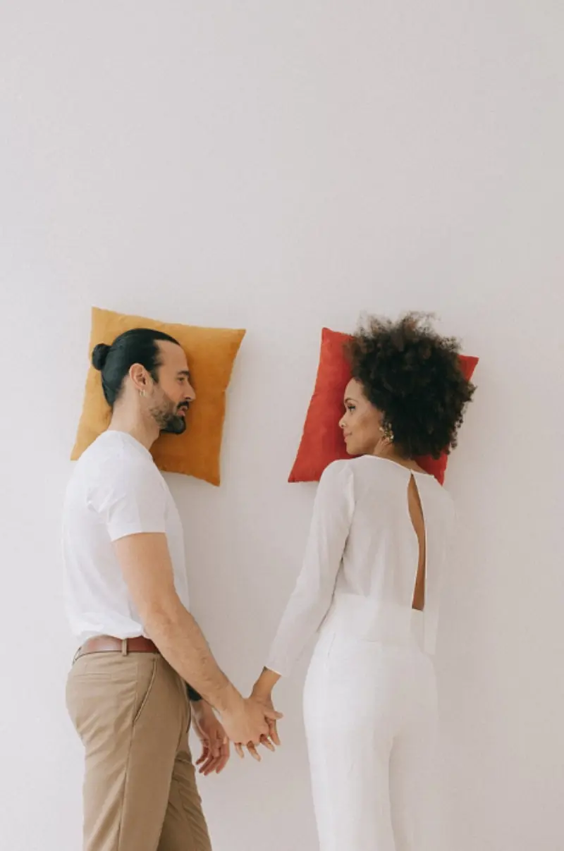 noivos minimalistas posando para foto