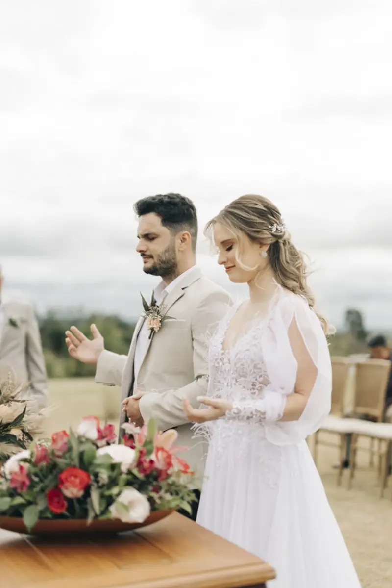 noivos orando em cerimônia de casamento