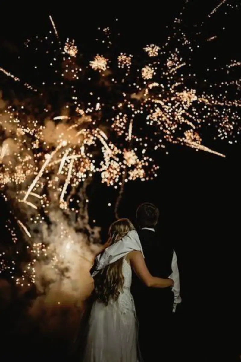  noivos-vendo-queima-de-fogos-de-artificio