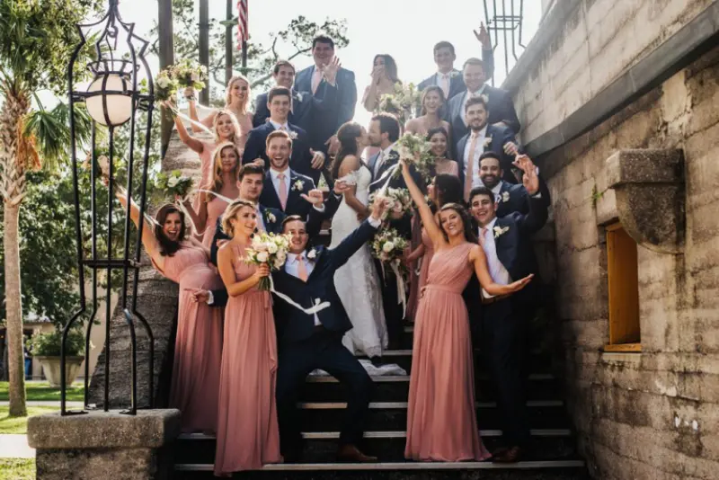 padrinhos de casamento celebrando ao lado dos noivos