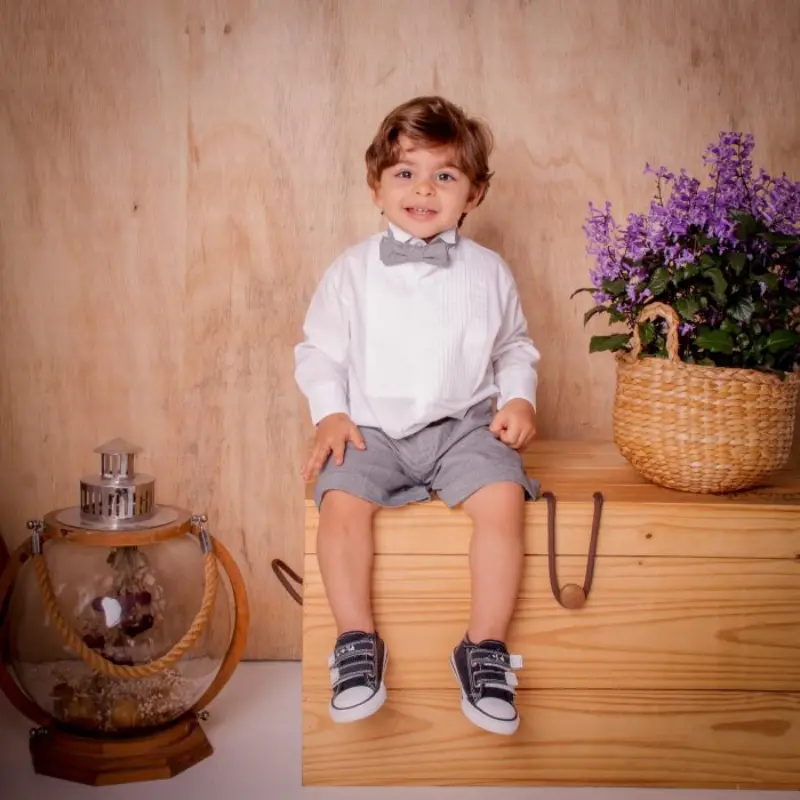 pajem com gravata e shorts