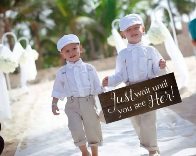 pajem de casamento com placa