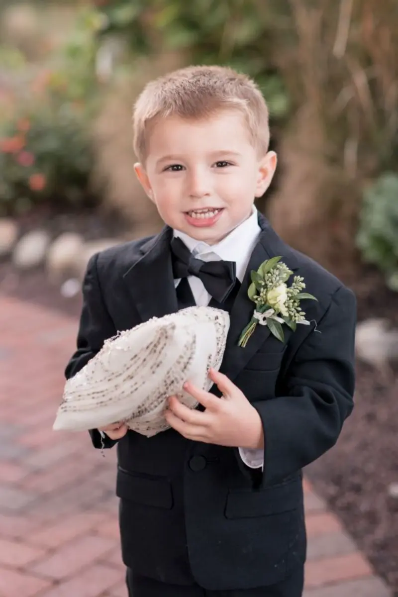 pajem de casamento com porta alianças no estilo clássico