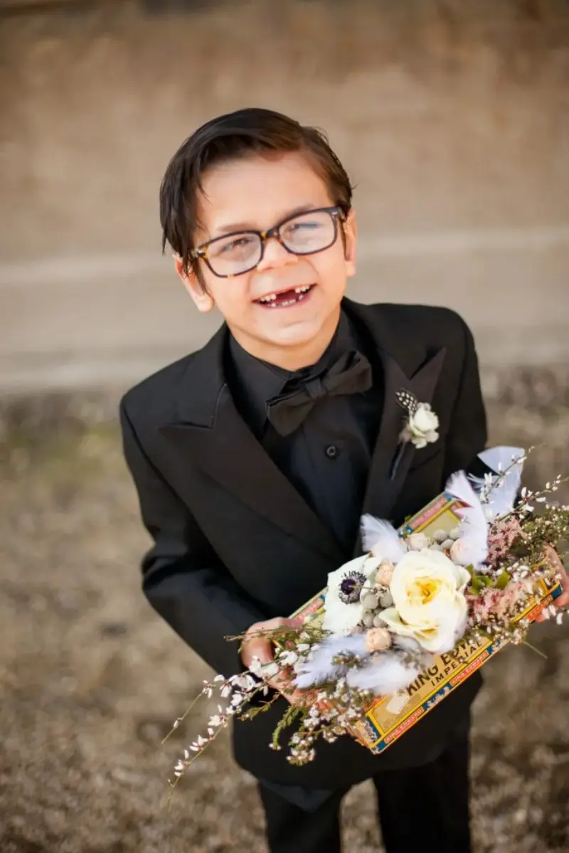  pajem de óculos segurando flores