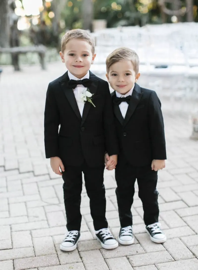  pajem de terno e tênis