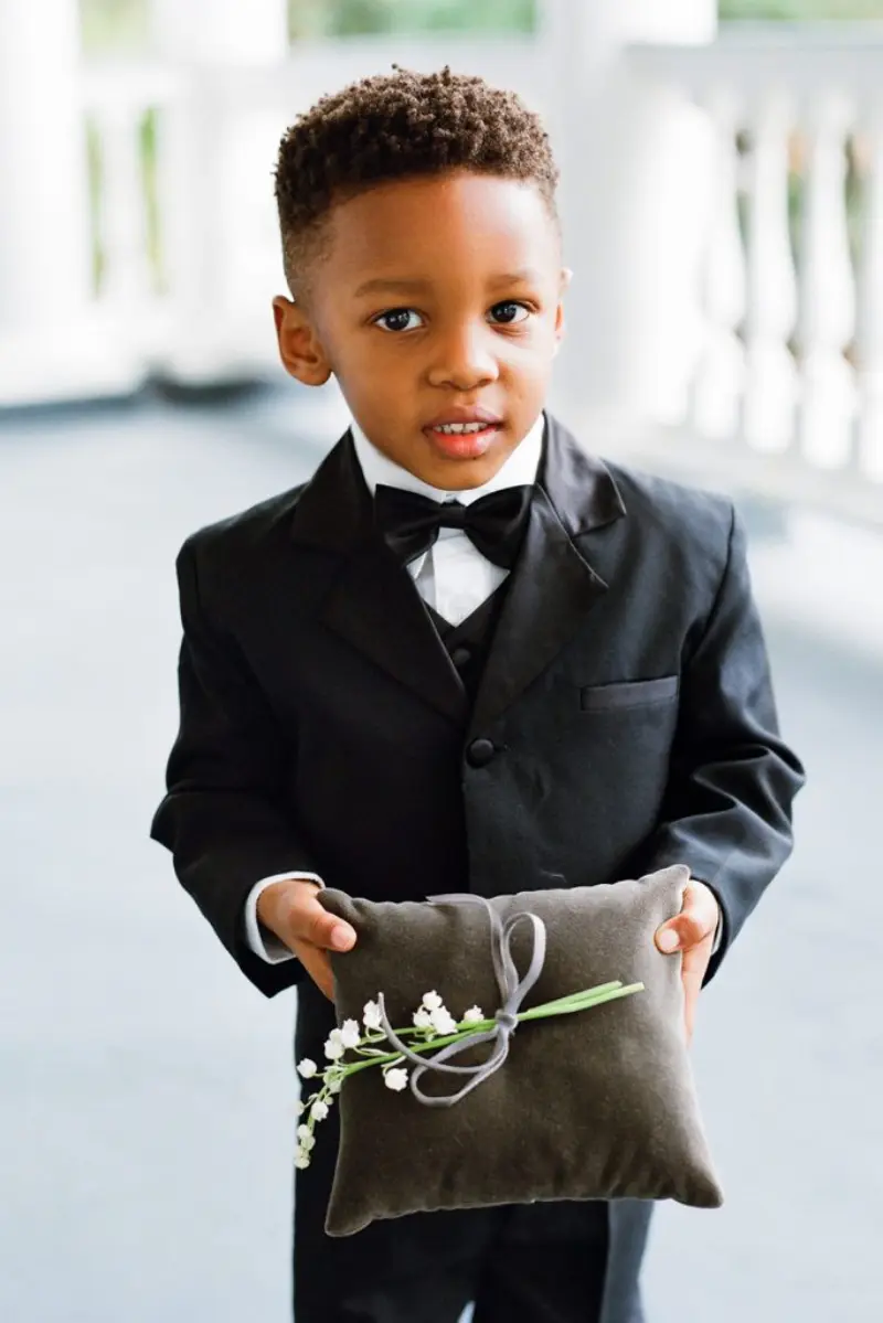  pajem no casamento com porta aliança