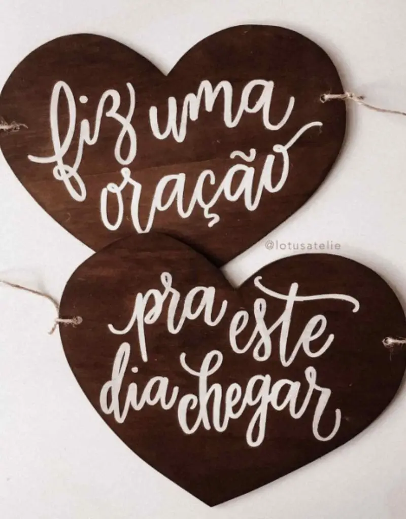  placa em forma de coração com frase