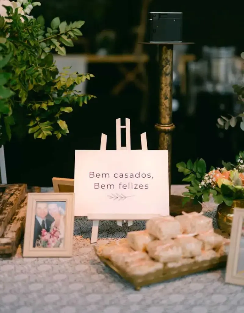  plaquinha de casamento na mesa